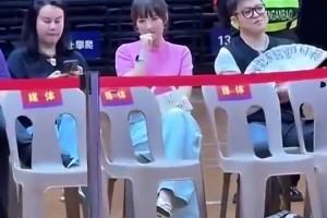 依旧青春可爱！杨瀚森近日带女友回到青岛 ，亮相某球迷见面会！
