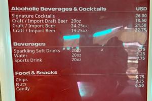 美巴对决场地食品费用：啤酒20美元，薯片5.75美元，热狗10美元
