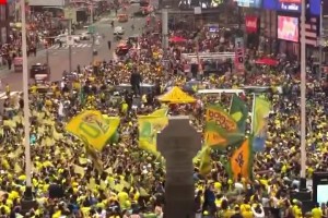 尼克斯球迷如何回应❓️巴西球迷已经占领了纽约时代广场