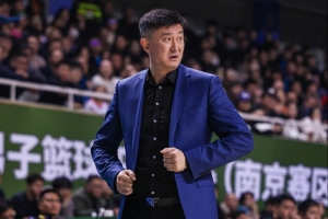 媒体人士指出：杜锋工作繁重，广东男篮应主动减轻杜导压力，或考虑聘请外籍教练