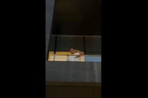 C罗阳台向粉丝挥手，众多粉丝欢呼