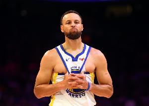 A·史密斯：全联盟仅三人年薪达1亿美元，库里无疑是票房保障