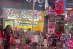 气氛热烈！纽约街头现大巴移动球筐，球迷竞相尝试投篮