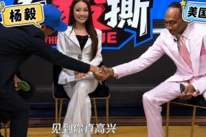 杨毅在G3前与A·史密斯对话时预测，尼克斯G3败北G4取胜