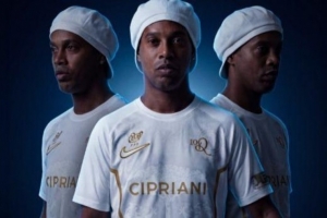 米体报道:46岁小罗重返赛场,加盟意丙球队拉文纳,未来将投资但仅亮相一场