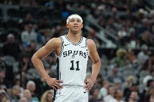 拼尽全力!卡布仅登场5分钟 3投2中获5分1篮板及1三分1中1