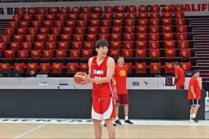 大战前夕轻松一下!杨瀚森踩场训练三分球2投0中 徐昕旁侧戏谑