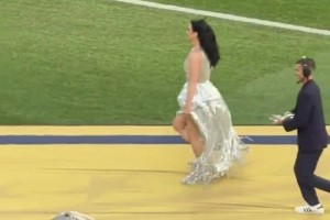 水果姐表演结束后直接脱掉鞋子光脚跑步，火速撤场