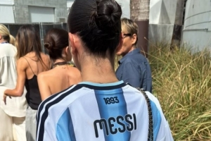 太阳报：贝克汉姆次子与女友观战世界杯，女友身着梅西球衣