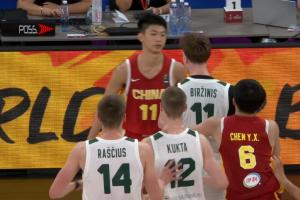 媒体人:中国U17男篮让立陶宛十分焦虑,情绪激动,连续出现夹臂和推人动作