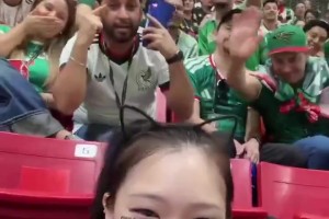 笑容消失！韩国小姐姐开心合影，结果遭到墨西哥当地球迷种族歧视