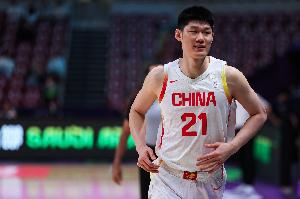 郭艾伦呼吁：中国队不应频繁采取撤退策略，胡金秋具备防守多位置的能力