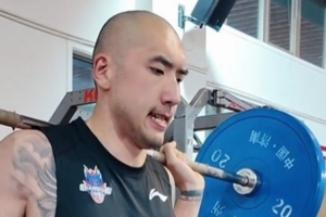 陶汉林光头成焦点!山东男篮训练视频曝光:汗水淋漓对抗无忧