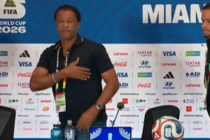 尊敬！佛得角主教练赛后发布会后赢得掌声