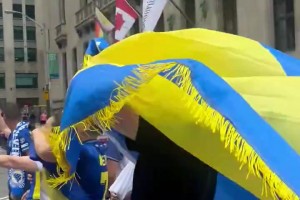 加拿大球迷和波黑球迷在多伦多街头隔空对峙