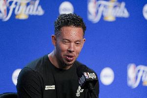 马刺总经理评价:米奇·约翰逊及教练团队本赛季表现卓越,我们仍有提升空间