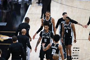 大Q:马刺本可轻松3-1领先 年轻非借口且思维常失误