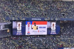 个人秀扳平！官方宣布：维尼修斯获巴西1-1摩洛哥MVP！大罗颁奖