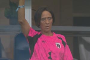 现场观赛！40岁佛得角门将沃齐尼亚的母亲身着其球衣亮相看台
