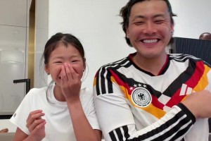 简直太像了！王大雷身穿德国队8号球衣和女儿一起做手势舞