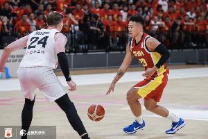 效率较低！贺希宁15投5中仅得12分1篮板2助攻，下半场得分仅2分