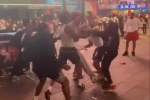纽约街头庆祝活动突发枪击案 一人受伤 三名嫌疑人被捕