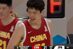 裁判判罚不公!杨瀚森内线争抢位置遭吹进攻犯规 已累积两次个人犯规
