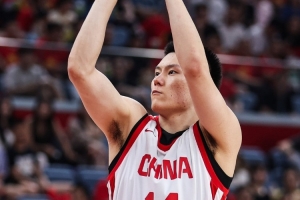 首发表现出色！李弘权半场7投4得9分1篮板2助攻 正负值+16