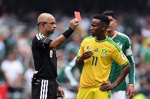 科贝：南非中场特姆巴·兹瓦内首轮红牌被FIFA禁赛三场