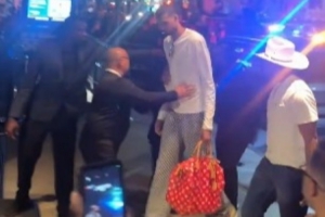 纽约狂热！尼克斯粉丝赛后向文班投掷物品，文班在安保人员陪同下离开现场