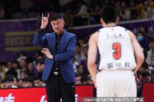 解说:杜锋身兼多职,权力欲望旺盛,常因公务繁忙无法全程指导训练